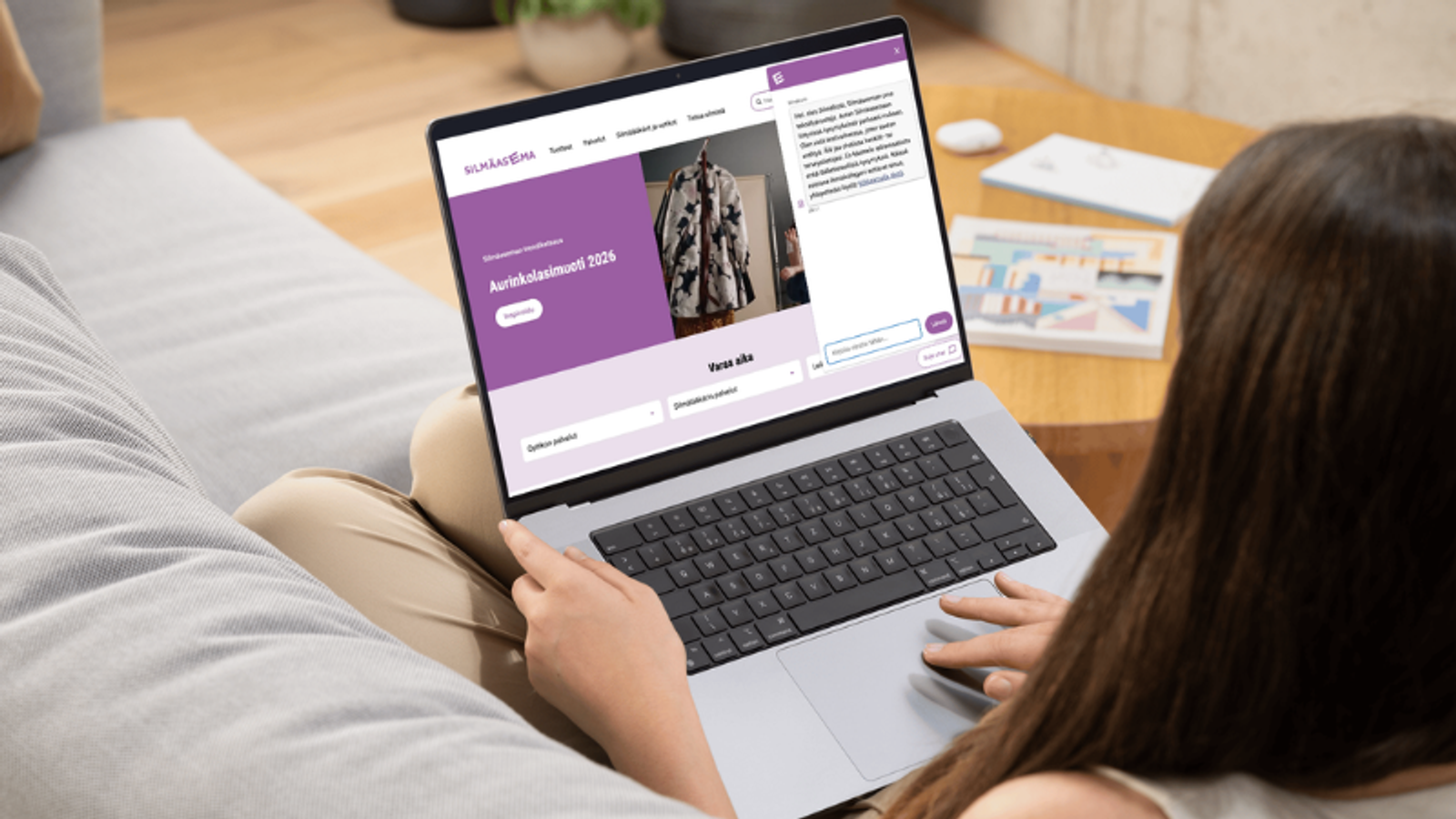 A customer chatting with Silmäbotti on the Silmäasema website on a laptop
