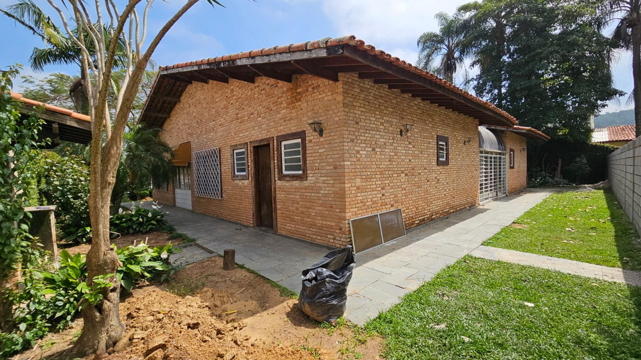 Ampla casa térrea no centro - Miniatura 3