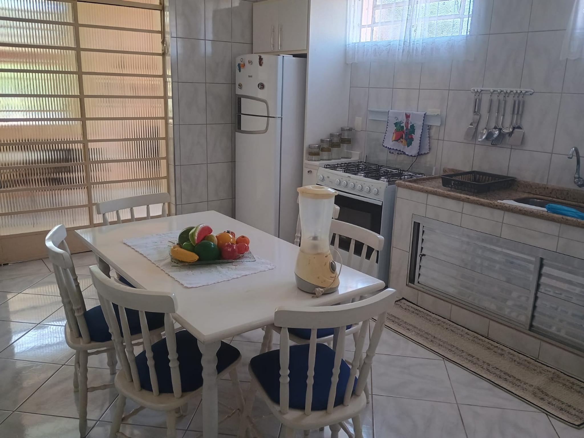 casa terrea com amplo terreno , no centro de Guararema, proximo a Igreja Matriz - Miniatura 6