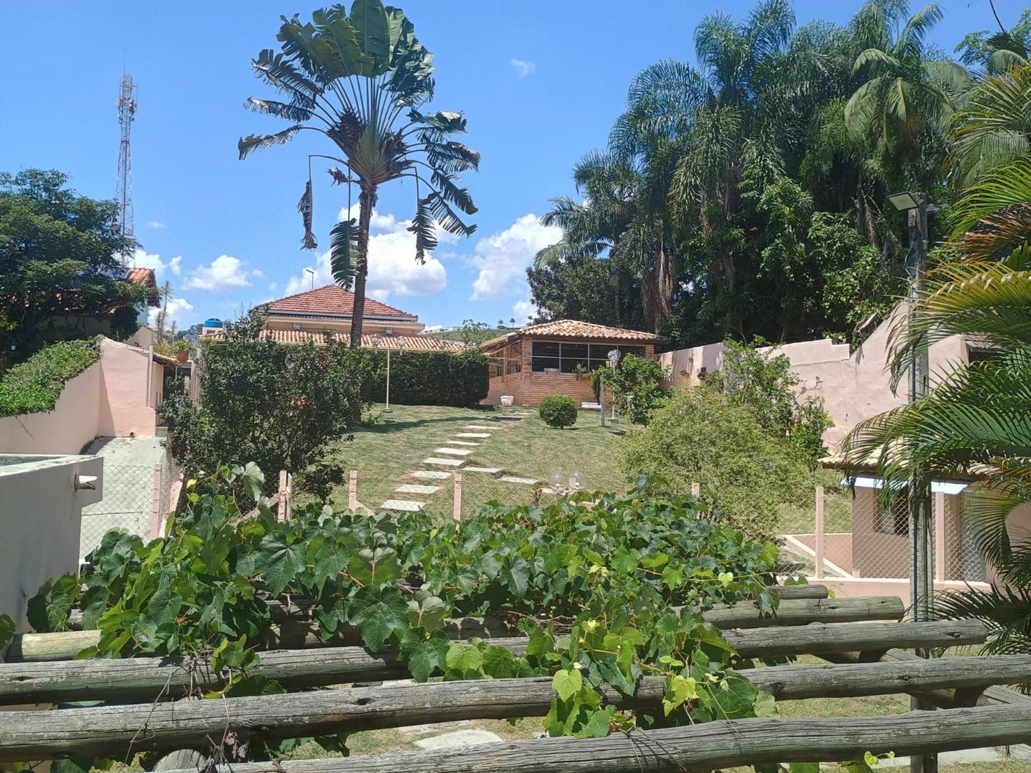 casa terrea com amplo terreno , no centro de Guararema, proximo a Igreja Matriz