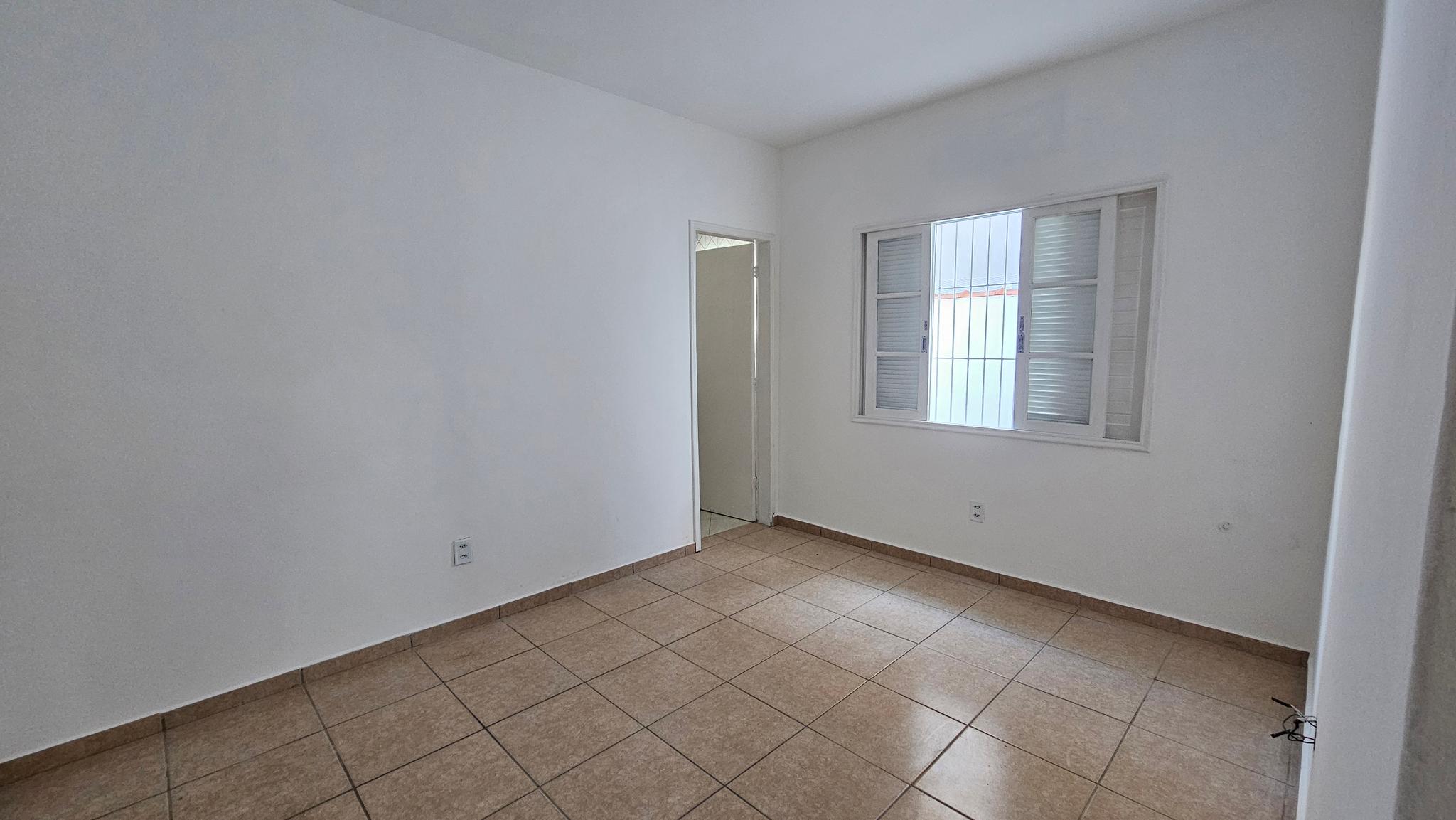 Casa Térrea no Centro com quintal - Miniatura 4