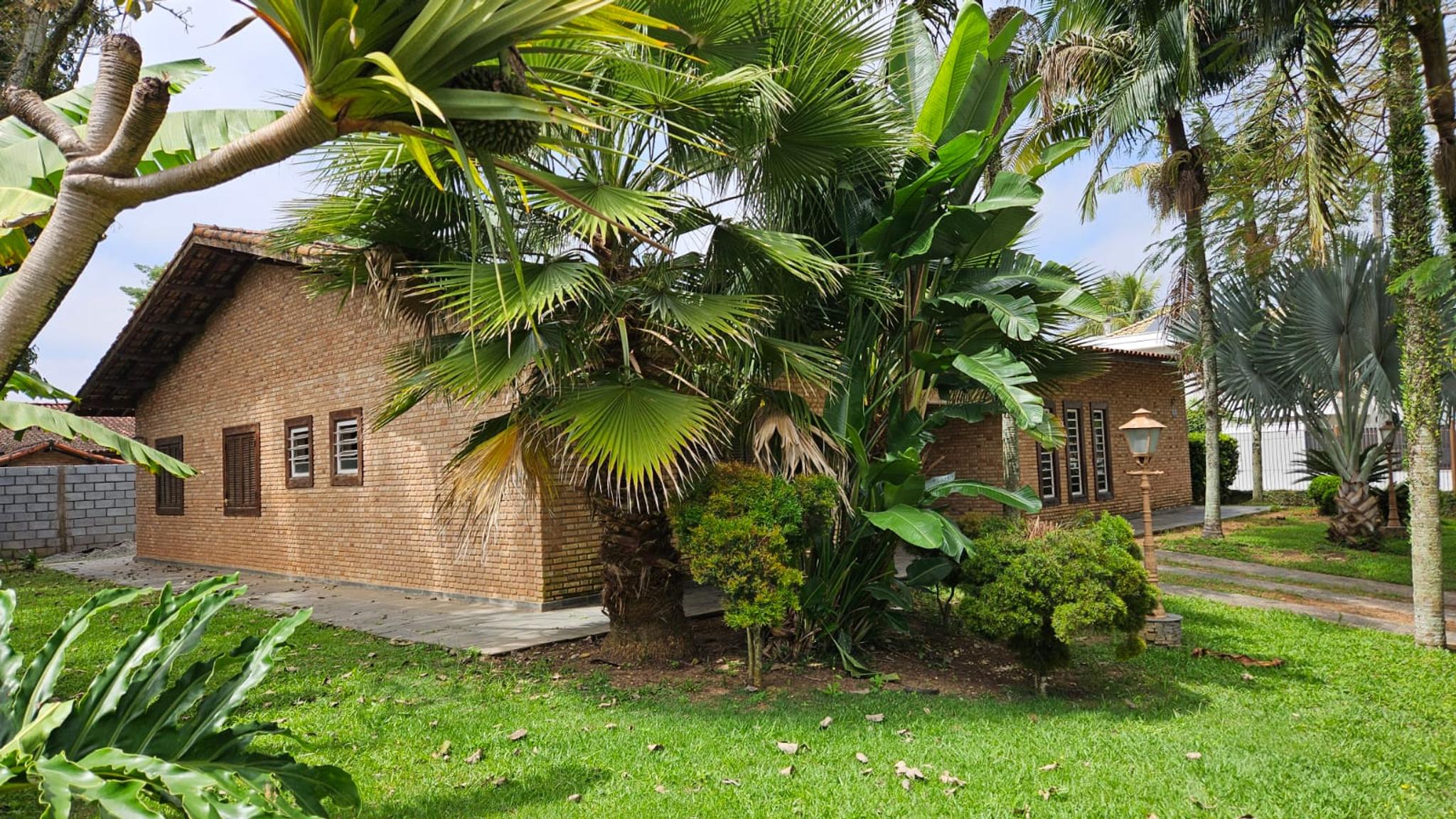 Ampla casa térrea no centro - Miniatura 2