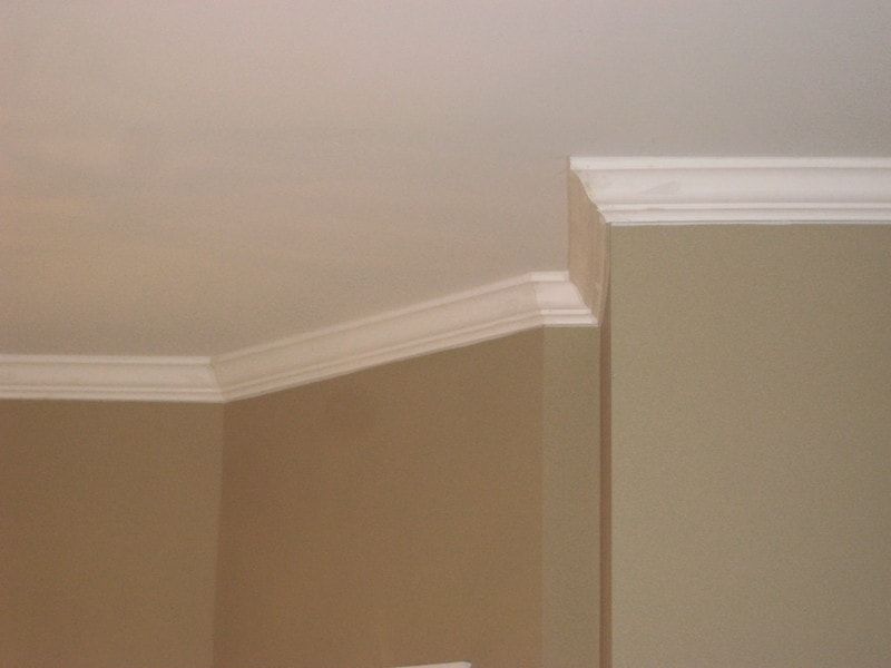 Federal crown molding running along a ceiling