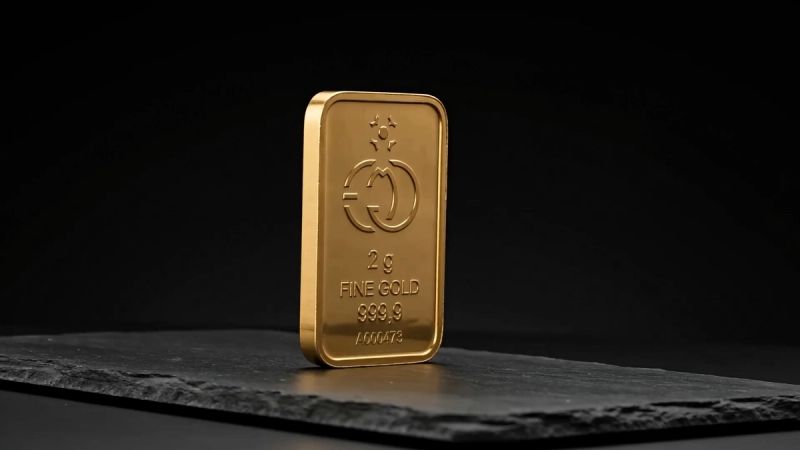Lingotto d'oro fino 999,9 da 2 grammi su una lastra di ardesia scura