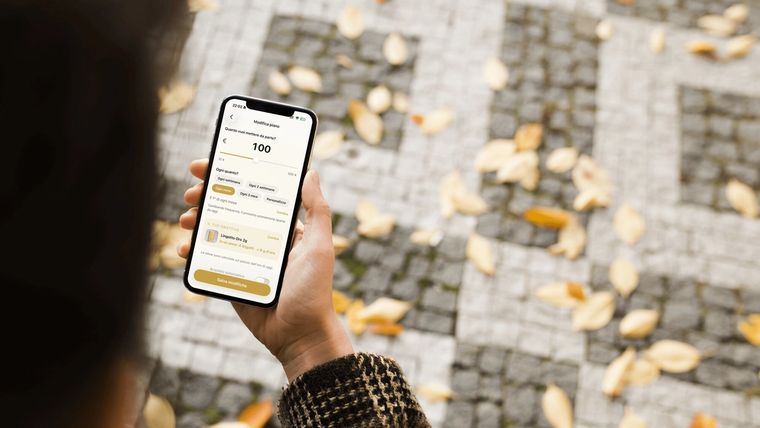 Una persona modifica il proprio piano d'acquisto nell'app Aurelia Gold