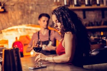 mulher triste olhando o celular