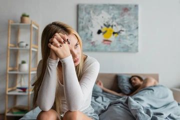 mulher triste na cama