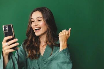 mulher ansiosa no celular