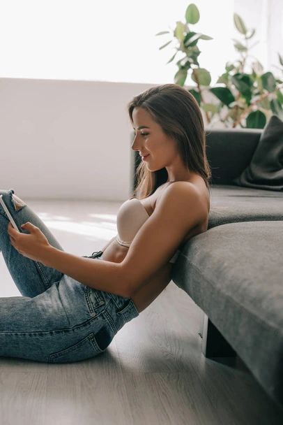 mulher lendo mensagens de texto