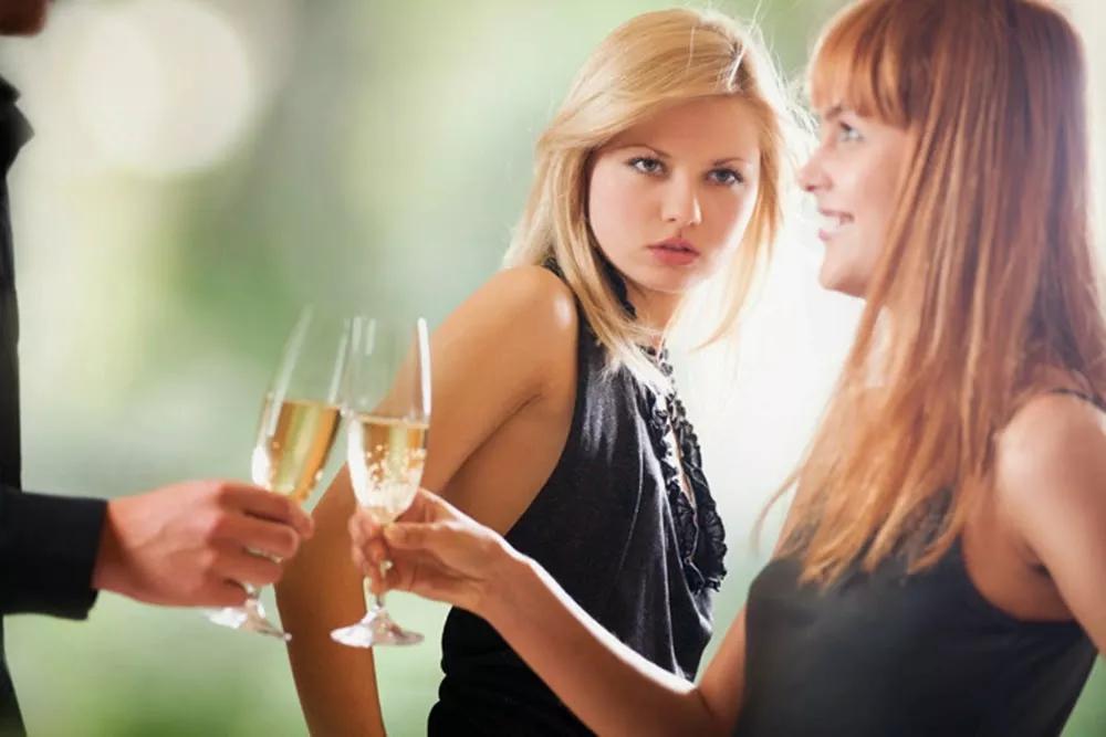 10 Indícios que o Seu Namorado Pode Estar Tendo um Caso Com a Melhor Amiga Dele