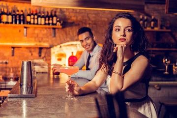 mulher ignorando um homem