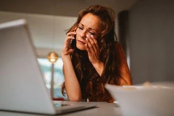 mulher triste falando ao telefone