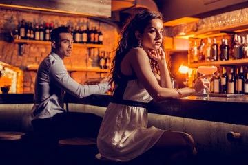 mulher ignorando um homem