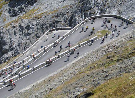 Ciclisti sui tornanti dello Stelvio