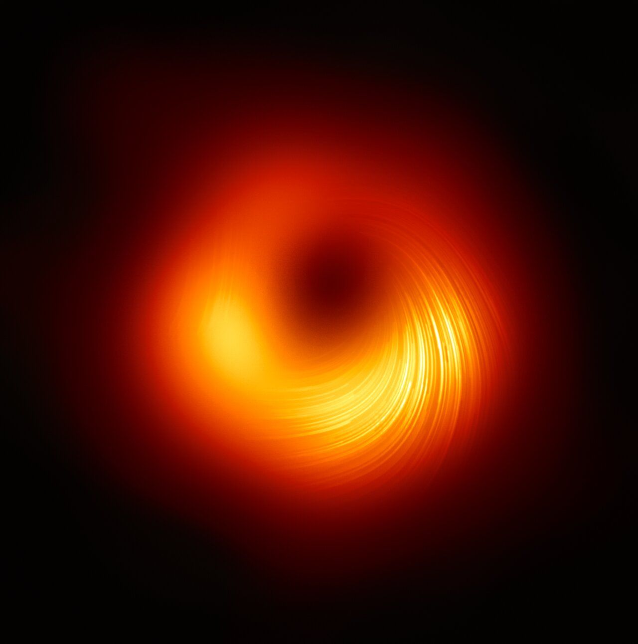 Opname in gepolariseerd licht van het superzware zwarte gat in M87. Credit: EHT Collaboration