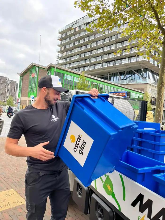 Man met Oscar glasbak in zijn handen
