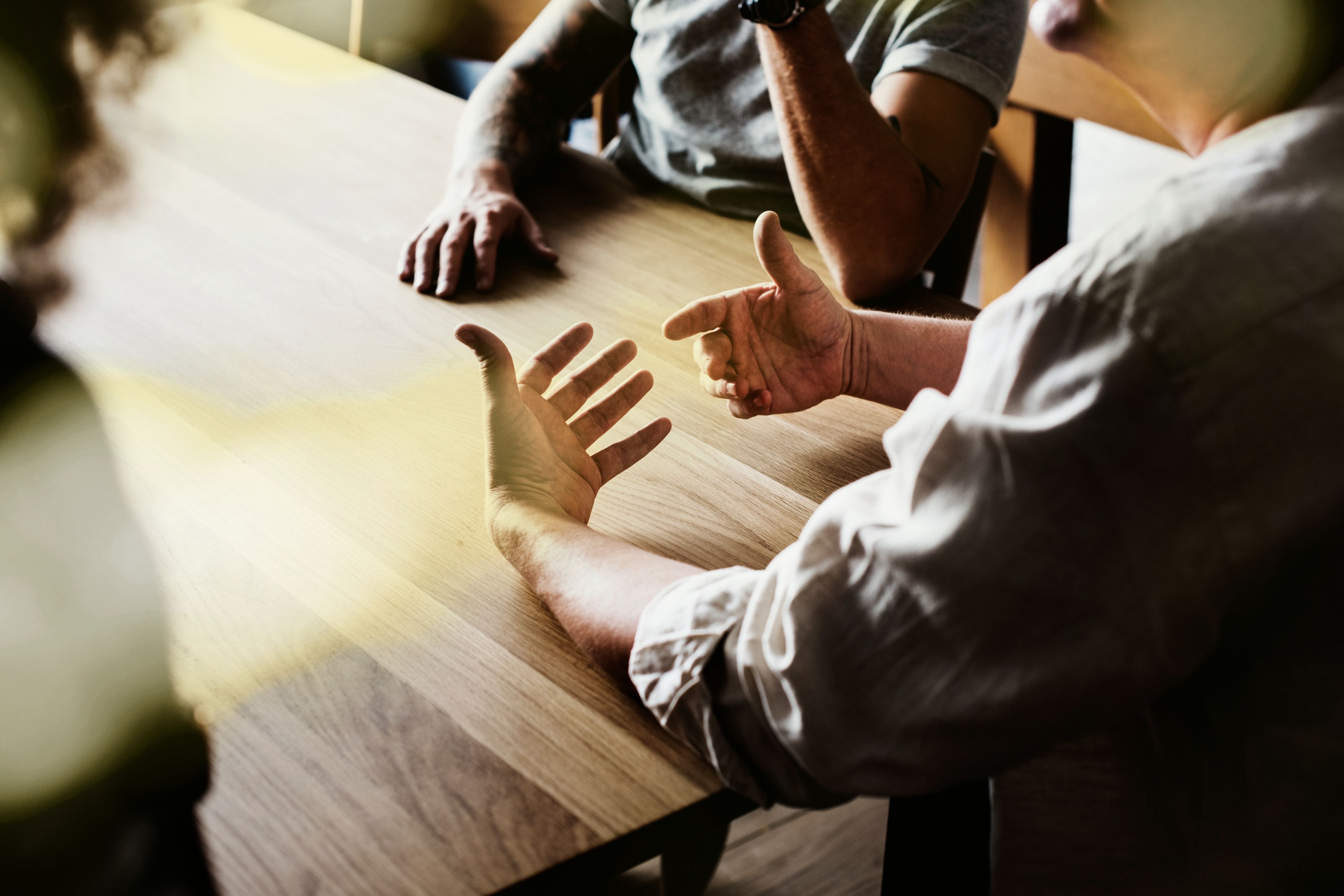 Afbeelding van een arm van iemand die een pen vasthoud