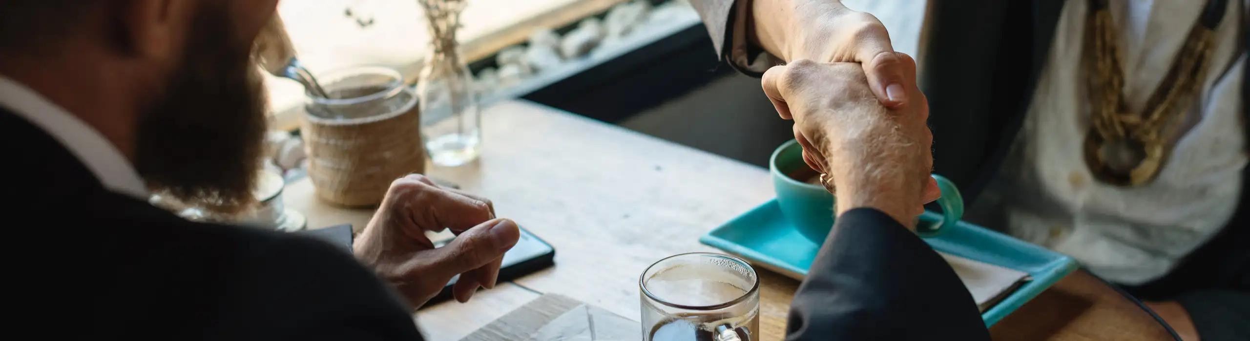 Afbeelding van mensen die elkaar de hand schudden