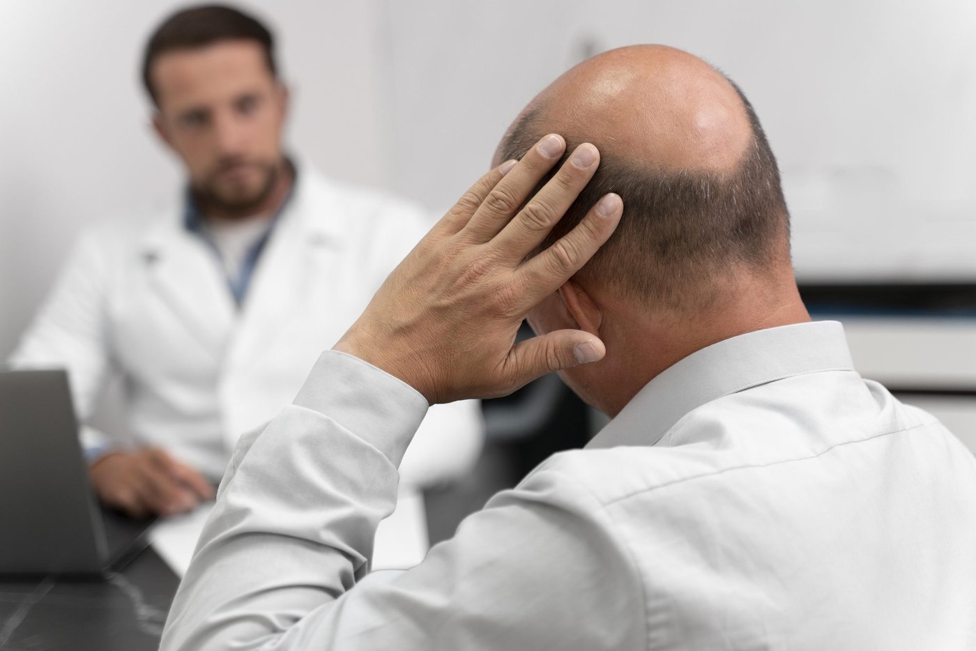 ¿Qué debo preparar para mi primera consulta de neurocirugía vascular?