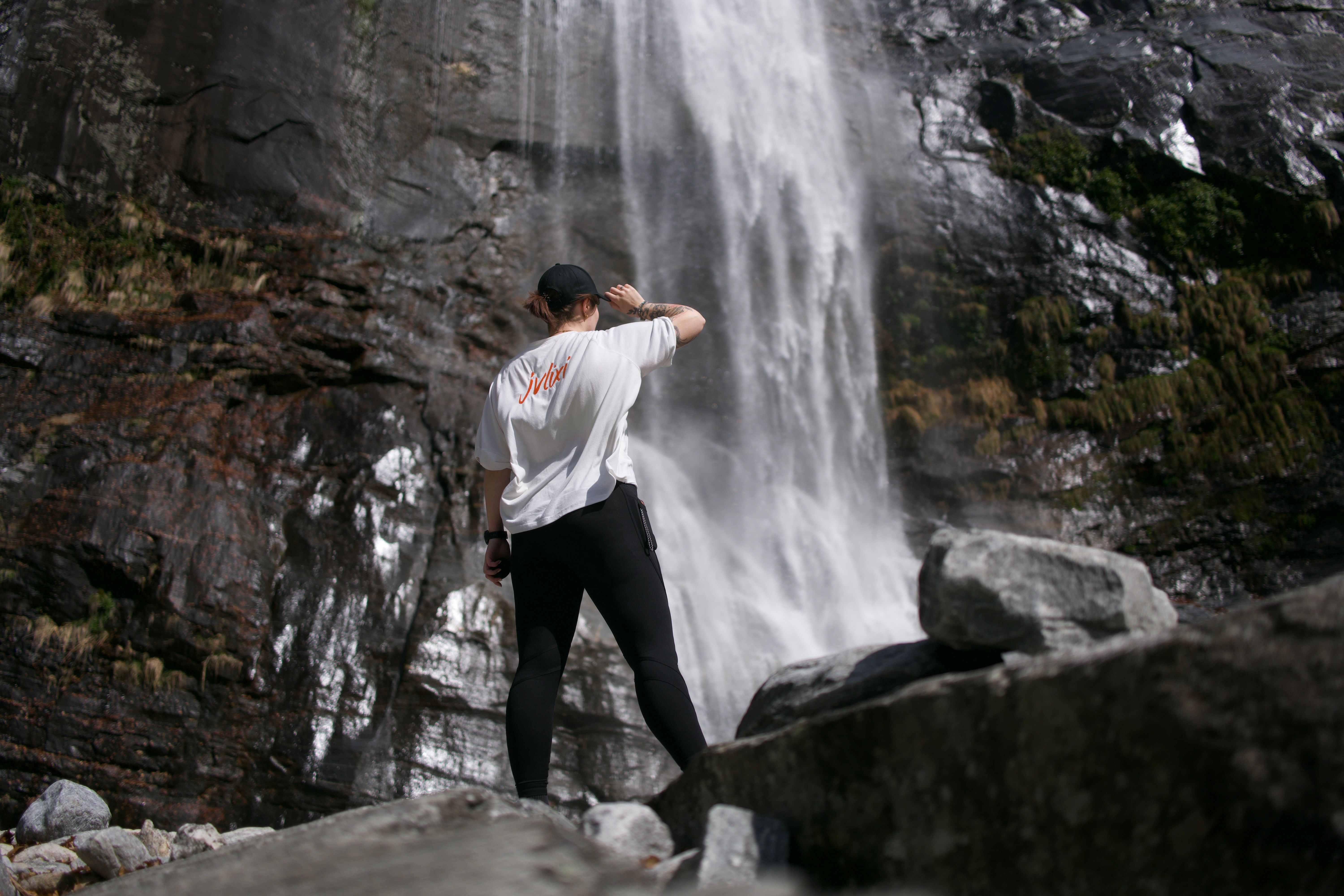 Lixi vor einem Wasserfall