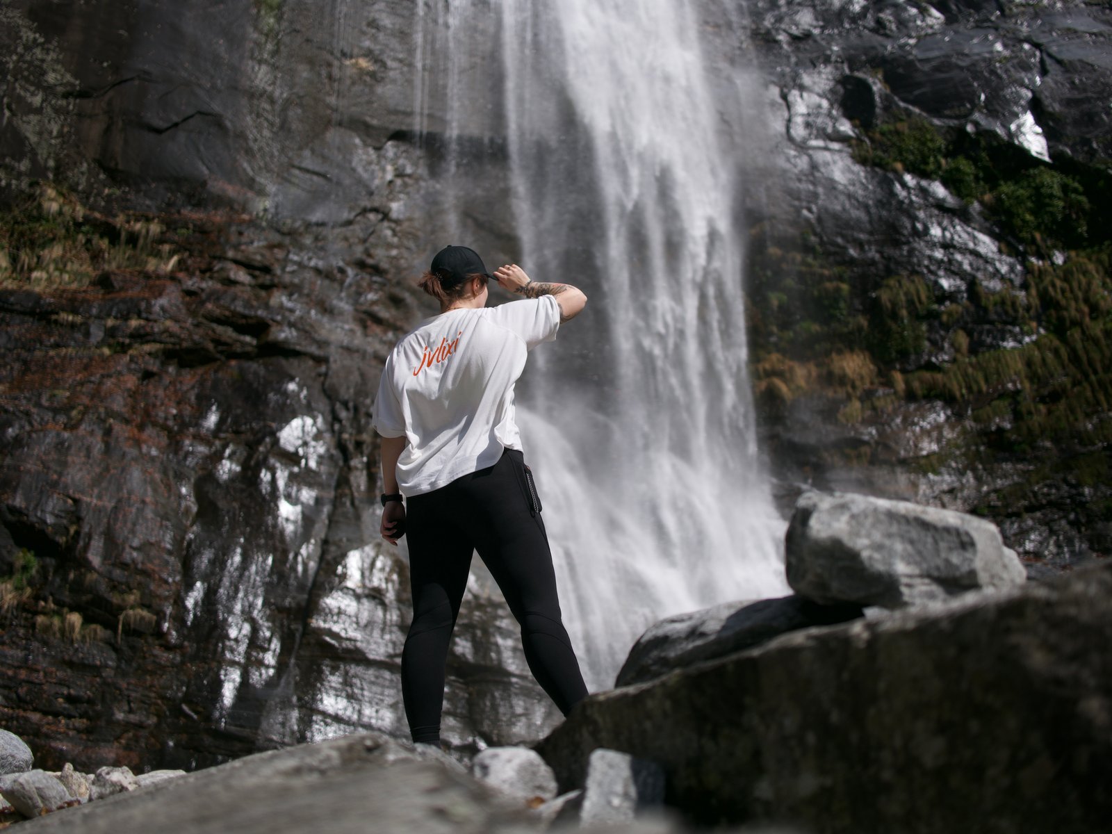 Lixi vor einem Wasserfall