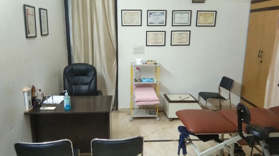 Consultation and treatment room at the Sector 51 physiotherapy clinic