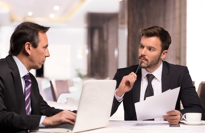 Representantes de empresas discutiendo el precio de las soluciones