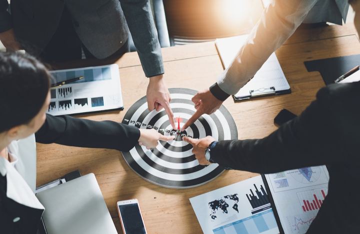 Trabajadores definiendo el objetivo de la estrategia de marketing digital