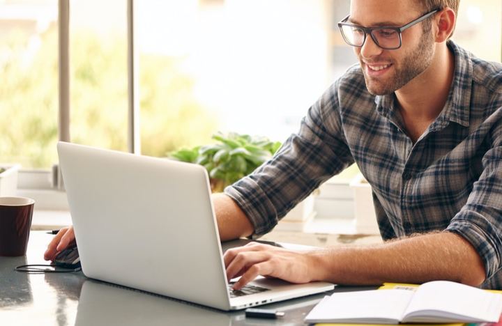 Community manager realizando sus tareas