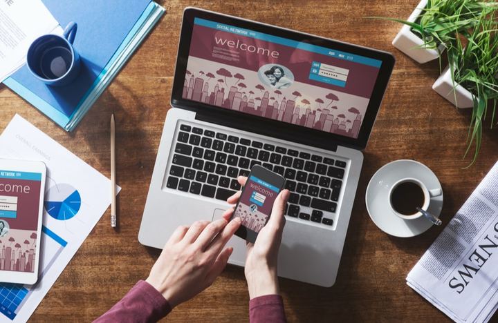 Usuario ingresando a un portal con su nombre de usuario y clave