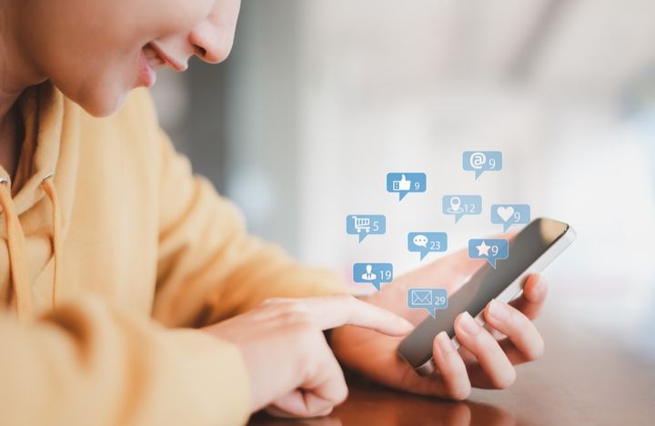 Mujer manteniéndose activa en redes sociales