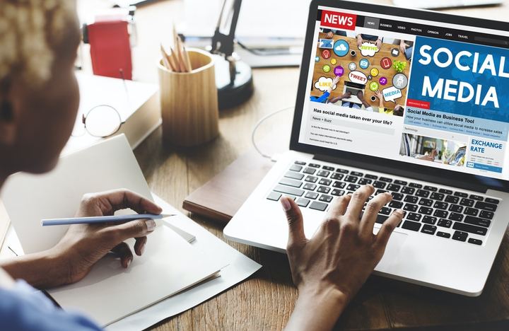 Trabajadora creando plan de marketing en redes sociales