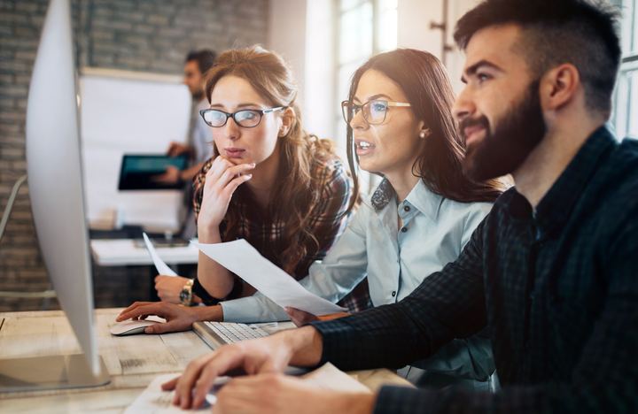 Equipo de marketing analizando los resultados de la campaña