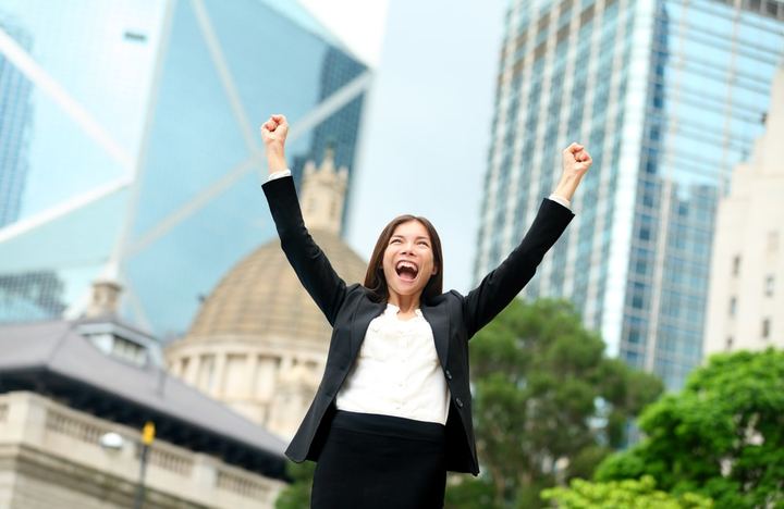 Empresaria feliz tras el lanzamiento de su negocio
