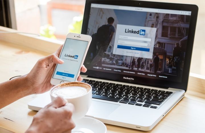 Mujer ingresando a su cuenta de Linkedin