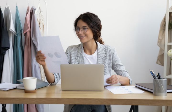 Emprendedora trabajando en su marca personal