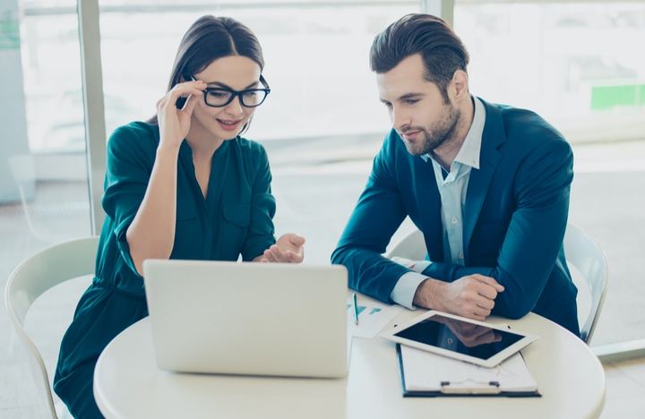Colegas discutiendo la estrategia en redes sociales