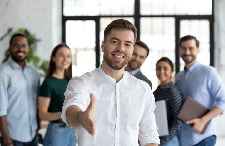 Equipo celebrando estrategia digital para adquisición de clientes