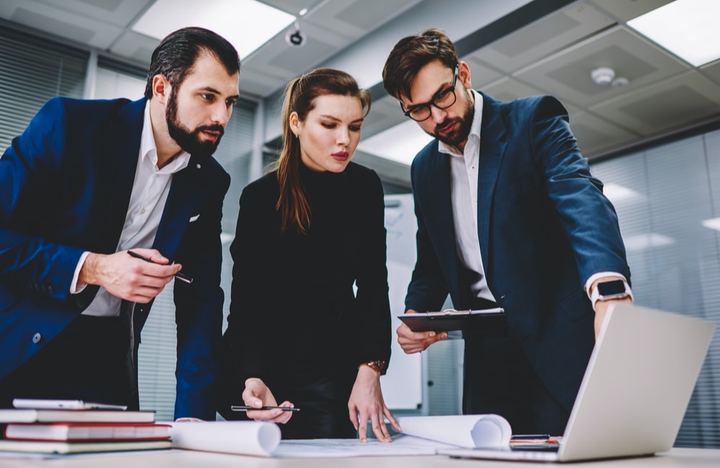 Equipo realizando un análisis de la competencia