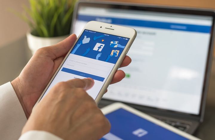 Hombre ingresando a su cuenta de Facebook