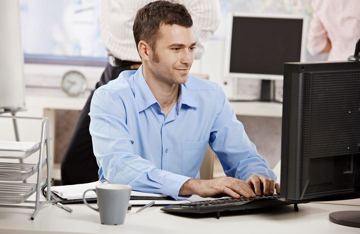 Programador creando un sitio en internet