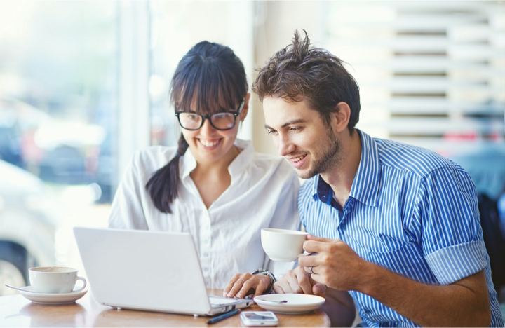 Amigos pasando tu tiempo en redes sociales