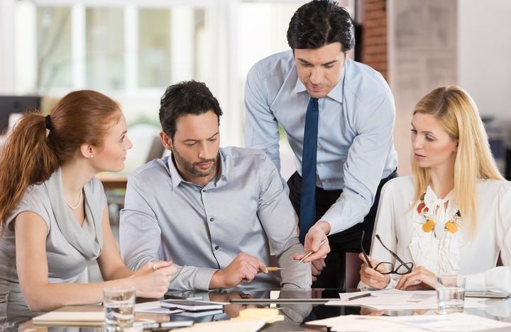 Reunión de un equipo de trabajo como práctica de liderazgo