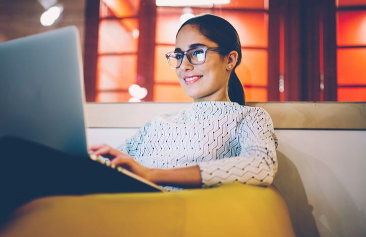 Restaurant owner promoting her food business online with a blog