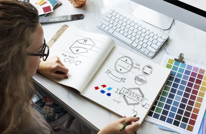 Diseñadora en proceso de creación de un logotipo