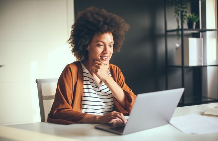 Emprendedora creando la página web de su empresa
