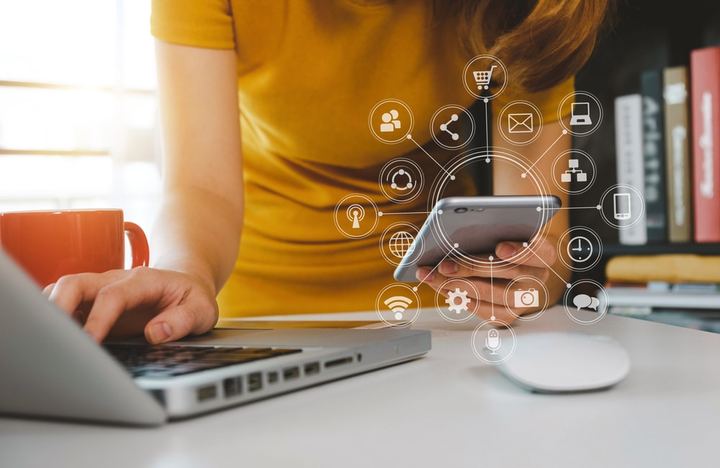 Mujer ingresando a sus redes sociales