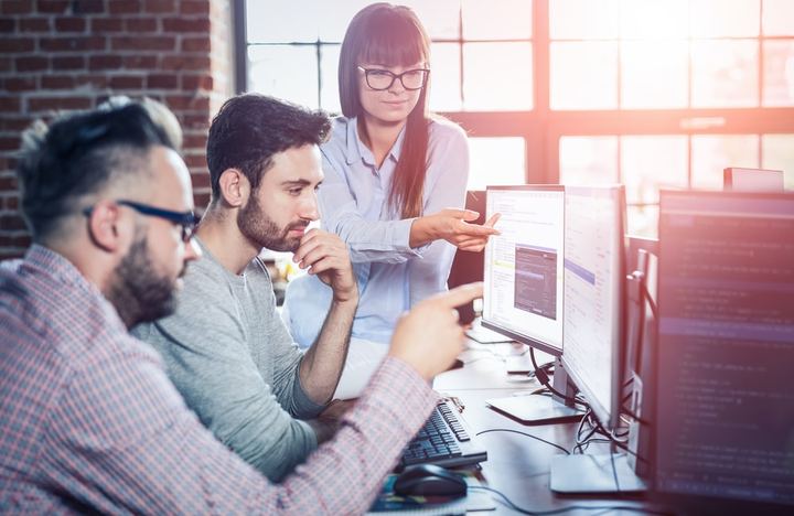 Equipo optimizando una página web