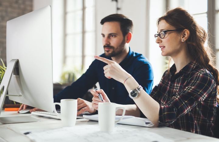 Equipo de marketing realizando un análisis interno de la empresa