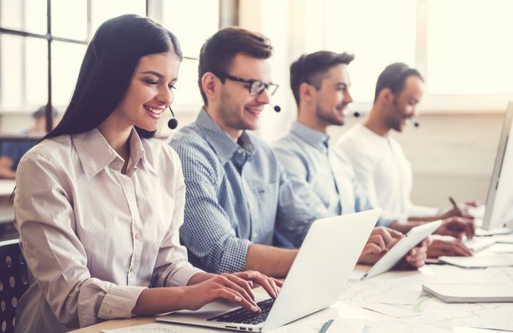 Equipo de ventas realizando seguimiento a los clientes